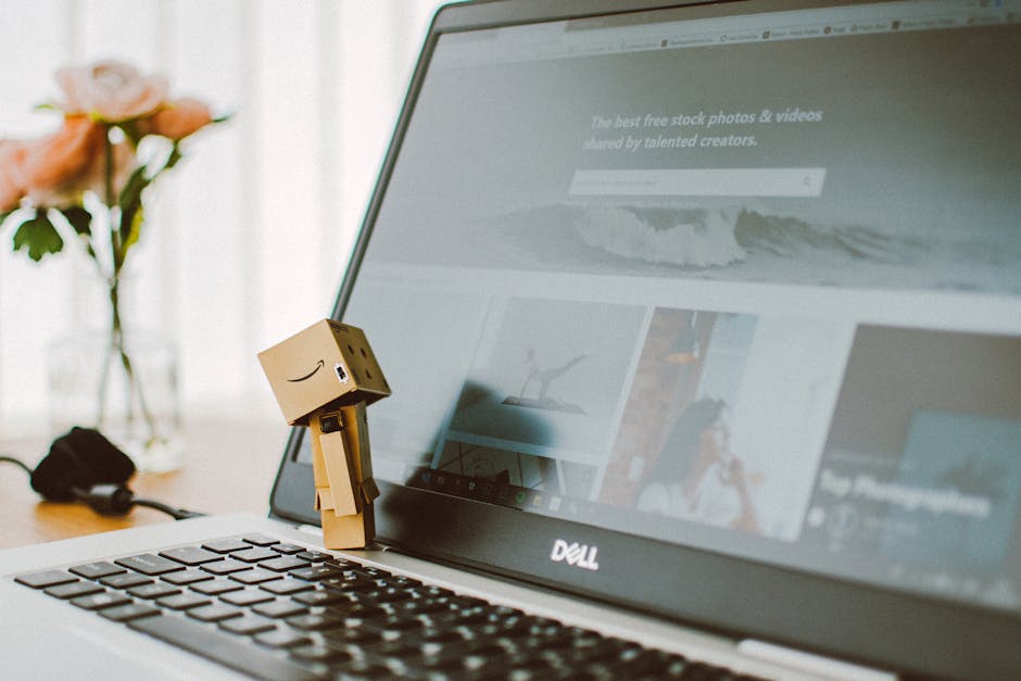 Equipo directivo analizando datos estratégicos en una sala de reuniones moderna